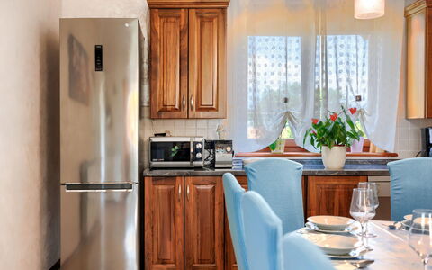Villa Helena: Cabinetry, Propriété, Meubles, Comptoir, Fenêtre, Vaisselle, Cuisine, Appareil De Cuisine, Cuisinière, Design Intérieur