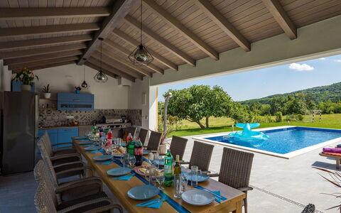 Villa Helena: L'Eau, Ciel, Propriété, Piscine, Plante, Bleu Azur, Arbre, Herbe, Loisir, Composite
