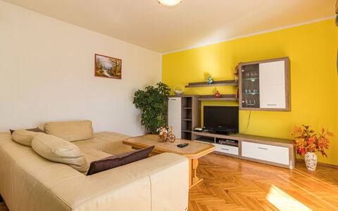 Larisa: Pièce, Propriété, Meubles, Jaune, Design Intérieur, Salon, Sol, Bâtiment, Immobilier, Plafond