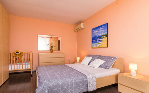 Sonja: Chambre, Meubles, Pièce, Lit, Propriété, Drap De Lit, Sol, Literie, Design Intérieur, Cadre De Lit
