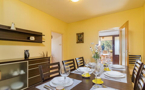 Sonja: Pièce, Propriété, Jaune, Meubles, Design Intérieur, Bâtiment, Immobilier, Salle À Manger, Maison, Table