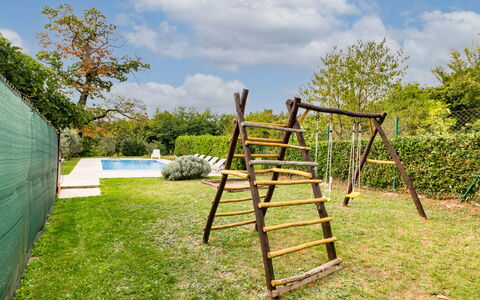 Sonja: Nuage, Ciel, Plante, Arbre, Lot Terre, Ombre, Bois, Balançoire, Herbe, Loisir