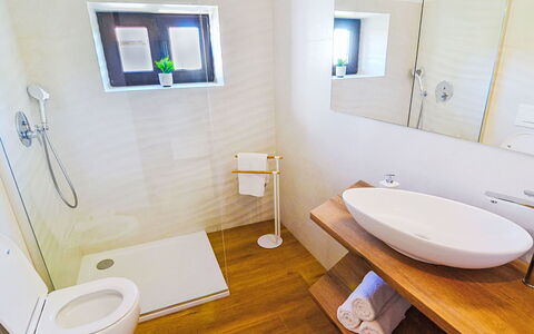 Sara: Salle De Bains, Sol, Luminaire Plomberie, Sol, Lavabo, Bois, Design Intérieur, Évier, Robinet, Plomberie