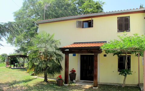 Sara: Propriété, Maison, Bâtiment, Domicile, Immobilier, Zone Rurale, Quartier, Arbre, Pièce, Architecture