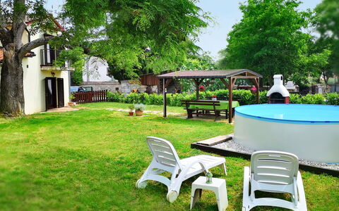 Sara: Propriété, Herbe, Arrière-Cour, Cour, Pelouse, Arbre, Jardin, Bâtiment, Immobilier, Maison