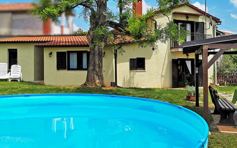 Sara: Propriété, Maison, Piscine, Bleu, Immobilier, Bâtiment, Bleu Azur, Turquoise, Domicile, Zone Résidentielle