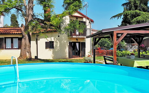 Sara: L'Eau, Plante, Bâtiment, Ciel, Propriété, Fenêtre, Piscine, La Nature, Bleu Azur, Arbre