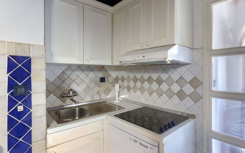Erika: Cabinetry, Evier, Comptoir, Propriété, Évier, Cuisinière, Cuisine, Robinet, Appareil De Cuisine, Électroménager