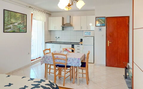 Kuki: Meubles, Propriété, Table, Cabinetry, Cadre, Chaise, Bois, Design Intérieur, Éclairage, Comptoir