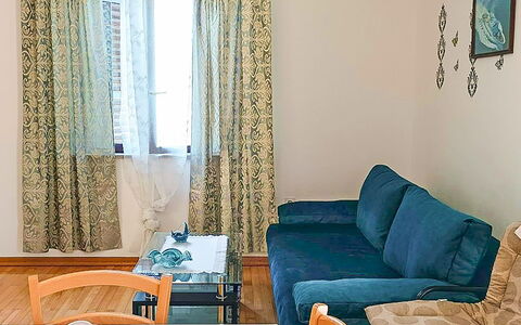 Kuki: Propriété, Meubles, Bleu, Bleu Azur, Design Intérieur, Canapé, Fenêtre, Jaune, Rideau, Mur