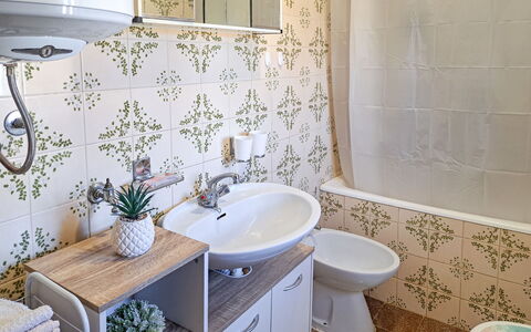 Mirjana: Luminaire Plomberie, Lavabo, Salle De Bains, Évier, Sol, Siège De Toilette, Design Intérieur, Sol, Toilette, Robinet