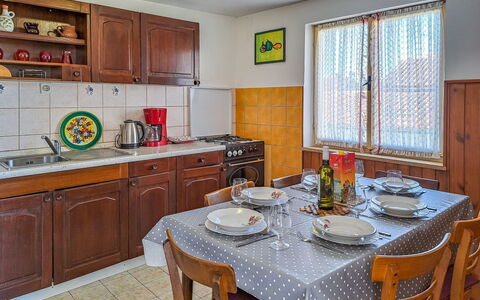 Mirjana: Cabinetry, Meubles, Comptoir, Table, Chaise, Bois, Cuisine, Evier, Fenêtre, Bâtiment