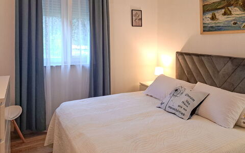 Glavica: Meubles, Lit, Design Intérieur, Chambre, Literie, Drap De Lit, Linge, Bois, Pièce, Sol