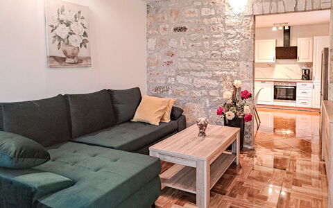 Glavica: Meubles, Canapé, Sol, Design Intérieur, Sol, Salon, Bois, Table, Pièce, Éclairage