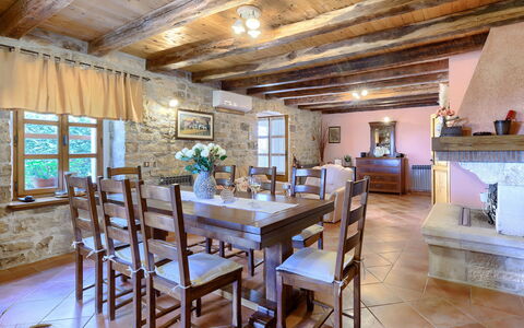 Villa Dina: Table, Meubles, Propriété, Fenêtre, Chaise, Bois, Bâtiment, Architecture, Design Intérieur, Sol