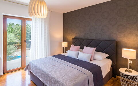 Sara: Chambre, Meubles, Lit, Pièce, Propriété, Design Intérieur, Cadre De Lit, Sol, Drap De Lit, Mur