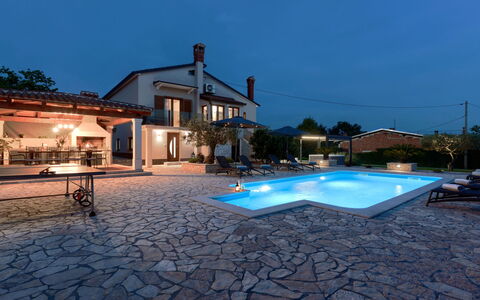 Sara: Ciel, L'Eau, Piscine, Bâtiment, Maison, Arbre, Zone Résidentielle, Paysage, Loisir, Sol
