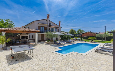 Sara: Nuage, Ciel, Bâtiment, Propriété, Plante, Maison, Ombre, Piscine, Arbre, Mobilier De Jardin