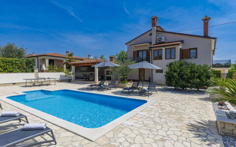 Sara: Nuage, Ciel, Plante, L'Eau, Meubles, Bâtiment, Piscine, Bleu Azur, Fenêtre, Chaise