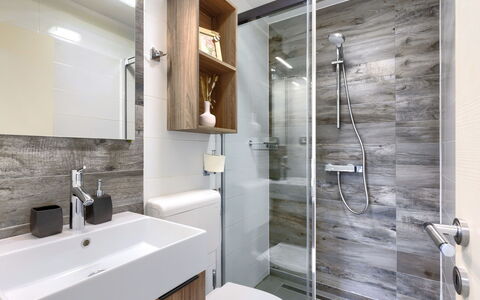 Sara: Miroir, Robinet, Évier, Propriété, Luminaire Plomberie, Lavabo, Salle De Bains, Tete De Douche, Bâtiment, Design Intérieur