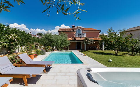 Petar: Propriété, Maison, Immobilier, Bâtiment, Piscine, Zone Résidentielle, Biens, Domicile, Ciel, Architecture