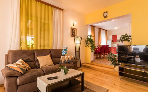 Petar: Salon, Pièce, Propriété, Meubles, Design Intérieur, Rideau, Bâtiment, Immobilier, Sol, Jaune