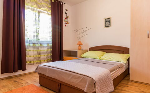 Petar: Chambre, Lit, Meubles, Pièce, Drap De Lit, Propriété, Cadre De Lit, Design Intérieur, Matelas, Sol