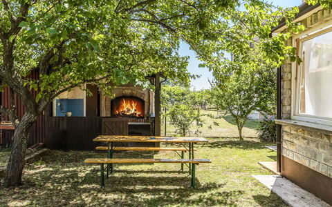 Petar: Plante, Bâtiment, Arbre, Ombre, Branche, Bois, Paysage Naturel, Lot Terre, Ciel, Chalet