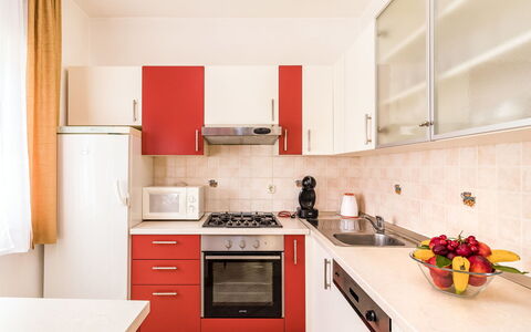 Petar: Comptoir, Cabinetry, Propriété, Évier, Cuisinière, Cuisine, Bâtiment, Fleur, Bois, Design Intérieur