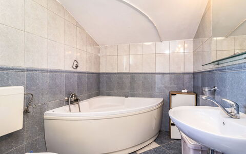 Petar: Baignoire, Luminaire Plomberie, Miroir, Robinet, Propriété, Évier, Salle De Bains, Bâtiment, Architecture, Design Intérieur