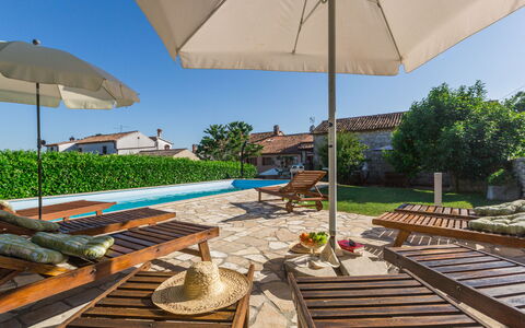 Villa Paula: Ciel, Plante, Propriété, Parapluie, Lumière, Bleu Azur, Ombre, Botanique, Mobilier De Jardin, Arbre