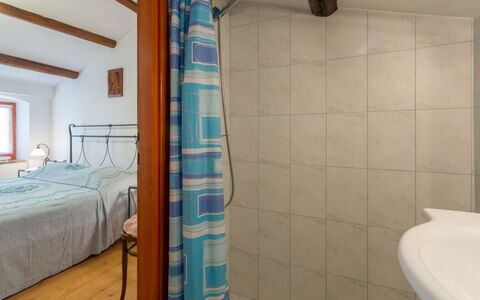 Villa Paula: Propriété, Bâtiment, Luminaire Plomberie, Salle De Bains, Design Intérieur, Architecture, Tige De Douche, Sol, Cabinetry, Douche