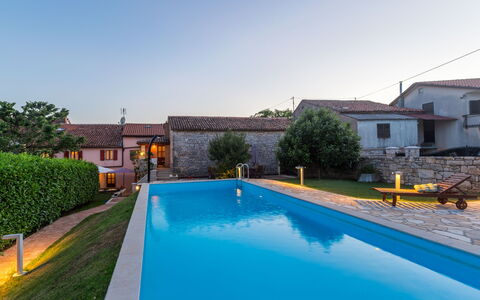 Villa Paula: L'Eau, Plante, Ciel, Propriété, Bâtiment, Piscine, Bleu Azur, Fenêtre, Arbre, Architecture