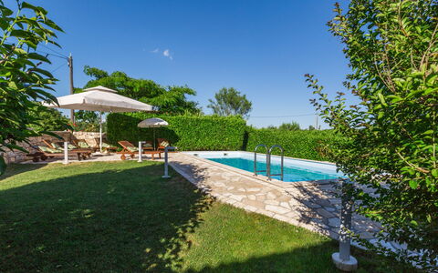 Villa Paula: L'Eau, Plante, Ciel, Piscine, Bâtiment, Bleu Azur, Arbre, Ombre, Mobilier De Jardin, Design Urbain