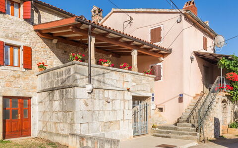 Villa Paula: Plante, Fenêtre, Bâtiment, Ciel, Bois, Maison, Chalet, Quartier, Fleur, Zone Résidentielle