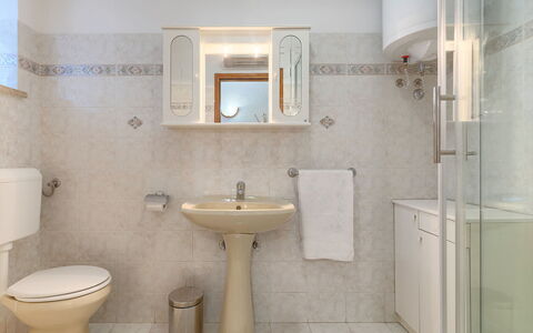 Tijan: Miroir, Robinet, Luminaire Plomberie, Évier, Lavabo, Propriété, Violet, Salle De Bains, Design Intérieur, Toilette