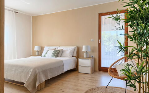 Tijan: Meubles, Chambre, Pièce, Lit, Design Intérieur, Propriété, Mur, Cadre De Lit, Drap De Lit, Sol