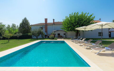 Tijan: L'Eau, Ciel, Propriété, Jour, Piscine, Plante, Fenêtre, Bâtiment, Bleu Azur, Rectangle