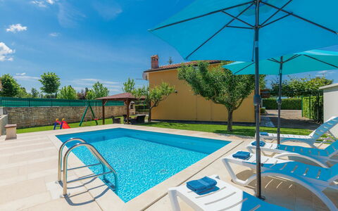 Nikolina: L'Eau, Ciel, Propriété, Plante, Bâtiment, Nuage, Piscine, Bleu Azur, Ombre, Mobilier De Jardin