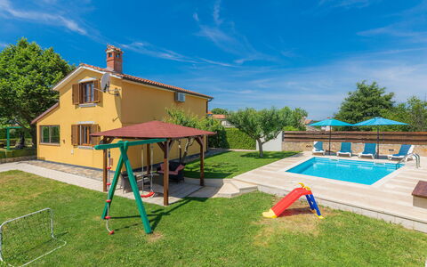 Nikolina: Ciel, Nuage, Plante, Bâtiment, Arbre, Ombre, Piscine, Lot Terre, Maison, Mobilier De Jardin