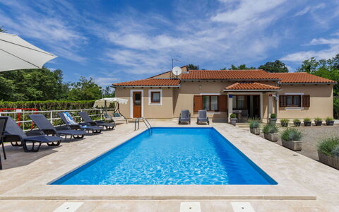 Liberat: Piscine, Recours, Mobilier De Jardin, Loisir, Parapluie, Eco Hôtel, Chaise, Balancelle, Villa, Hôtel
