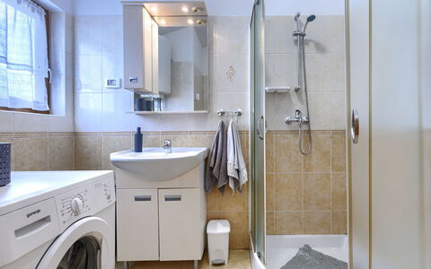 Liberat: Salle De Bains, Design Intérieur, Luminaire Plomberie, Sol, Évier, Sol, Armoire De Toilette, Lavabo, Toilette, Robinet