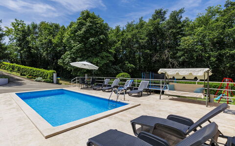Liberat: Piscine, Recours, Mobilier De Jardin, Loisir, Eco Hôtel, Parapluie, Ombre, Balancelle, Ville Resort, Centre De Loisirs
