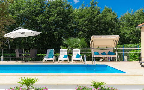 Liberat: Plante, L'Eau, Ciel, Propriété, Bleu Azur, Ombre, Arbre, Parapluie, Mobilier De Jardin, Piscine