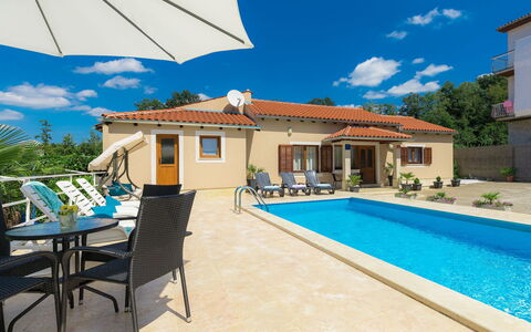 Liberat: Ciel, Nuage, Bâtiment, Plante, Propriété, L'Eau, Chaise, Bleu, Bleu Azur, Piscine