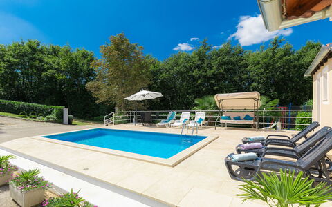 Liberat: Plante, Ciel, Propriété, L'Eau, Bâtiment, Piscine, Bleu, Bleu Azur, Nuage, Ombre