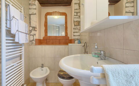 Jadranka: Miroir, Robinet, Luminaire Plomberie, Évier, Propriété, Photographier, Lavabo, Salle De Bains, Violet, Design Intérieur