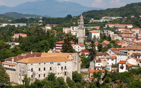 Marija: Ciel, Bâtiment, Propriété, Montagne, La Nature, Plante, Arbre, Fenêtre, Maison, Végétation