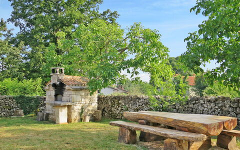 Marija: Arbre, Propriété, Herbe, Zone Rurale, Maison, Paysage, Bâtiment, Biens, Meubles, Plante