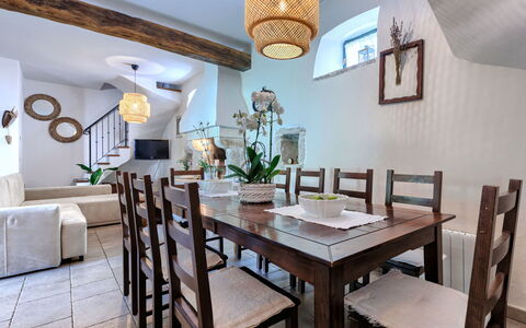 Marija: Meubles, Design Intérieur, Sol, Table, Sol, Bois, Plafond, Salle À Manger, Chaise, Pièce